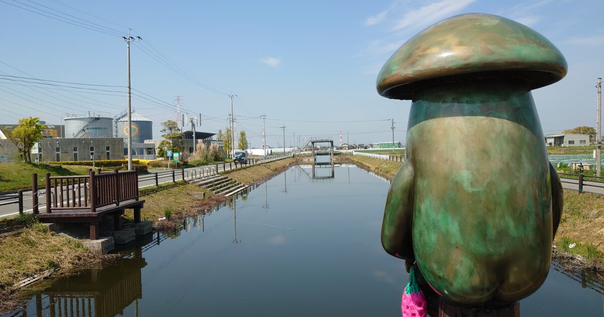 夕焼けがきれいな街・大木に佇む・・・のサムネール画像